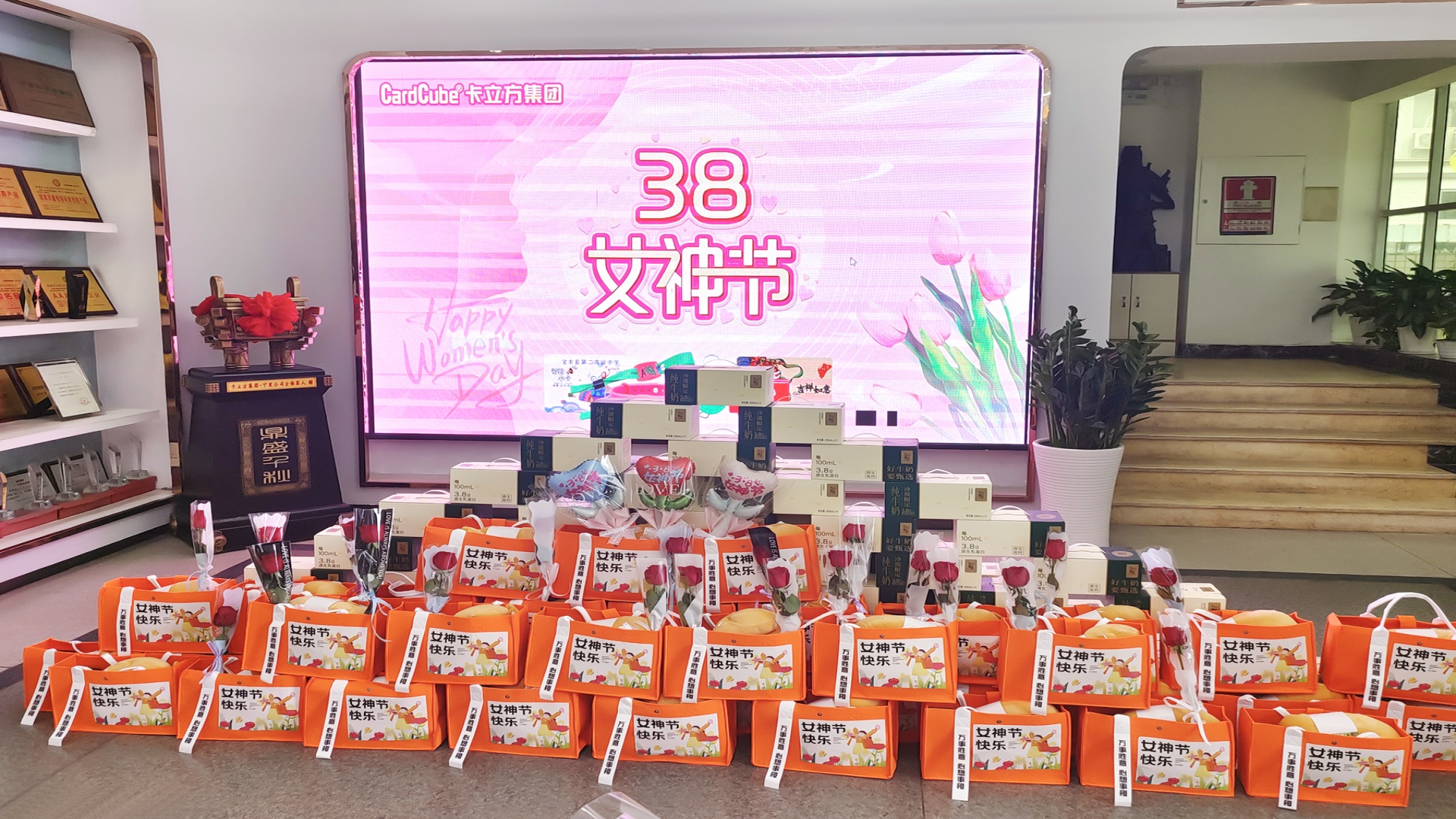 卡立方集團智能卡工廠腕帶廠家：以花為禮，致敬每一位 “女神”